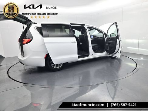 Used 2025 Chrysler Pacifica Select FWD image 51