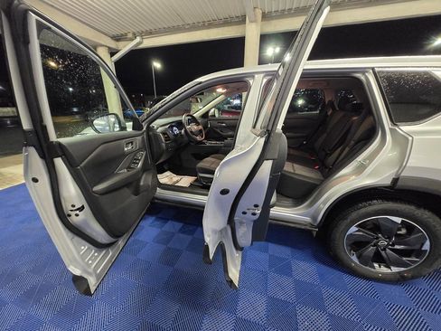 Used 2025 Nissan Rogue SV image 24