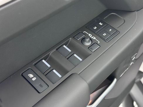 New 2026 Land Rover Defender 110 X-Dynamic SE AWD/4WD image 12