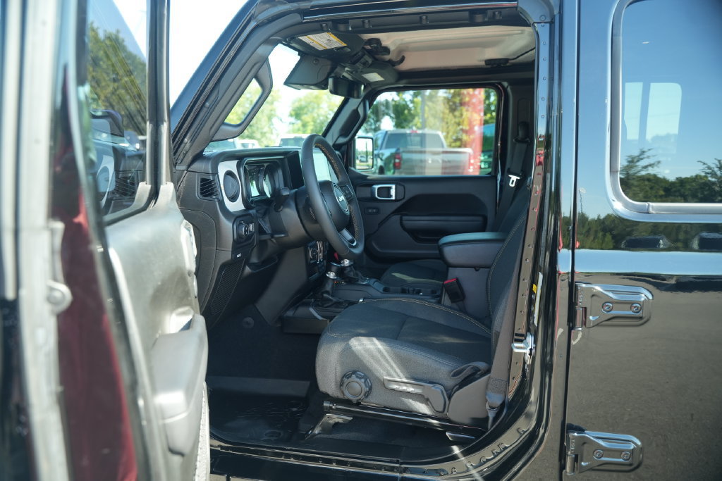 Used 2024 Jeep Gladiator Sport AWD/4WD image 13