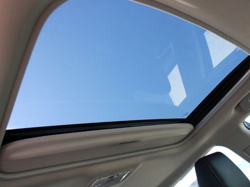 Used 2017 Toyota Corolla SE w/ SE Premium Package image 19