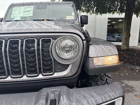 New 2025 Jeep Gladiator High Tide image 10