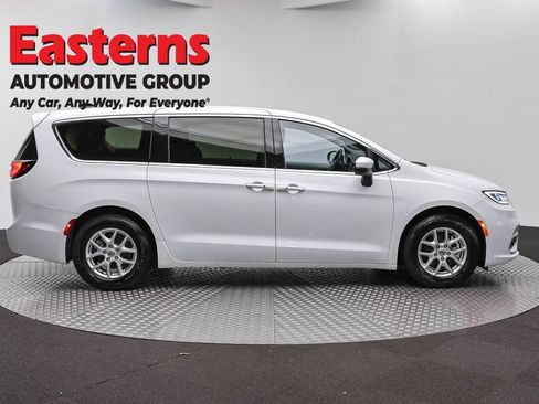 Used 2023 Chrysler Pacifica Touring-L FWD image 4