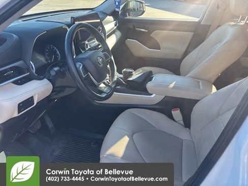 Certified 2023 Toyota Highlander XLE image 42