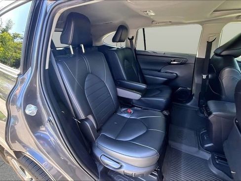 Used 2022 Toyota Highlander XLE AWD/4WD image 28