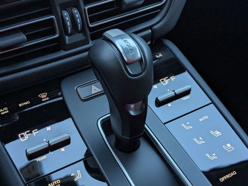 Used 2025 Porsche Macan image 20