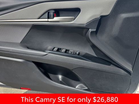 Used 2025 Toyota Camry SE image 32