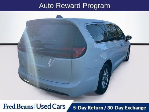 Used 2024 Chrysler Pacifica Touring-L image 8