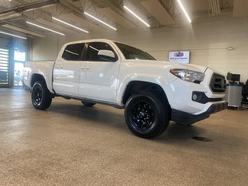 Used 2022 Toyota Tacoma SR5 RWD image 3