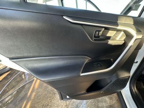 Used 2020 Toyota RAV4 LE image 31