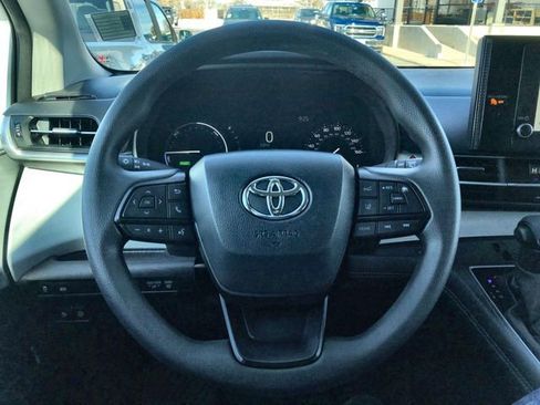 Used 2025 Toyota Sienna LE image 14