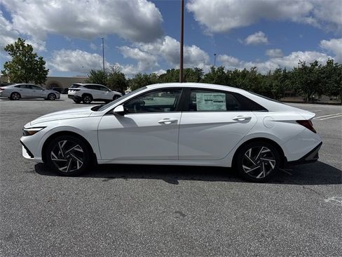 New 2025 Hyundai Elantra Limited image 4