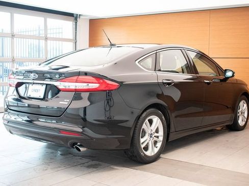Used 2018 Ford Fusion SE w/ Fusion SE Technology Package FWD image 6