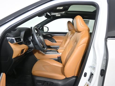 Used 2025 Toyota Highlander Platinum AWD/4WD image 22