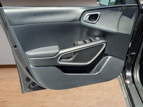 Used 2025 Kia Soul LX w/ LX Technology Package FWD image 20