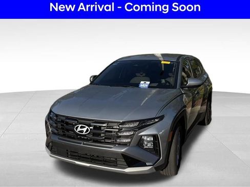 Certified 2025 Hyundai Tucson SE image 2