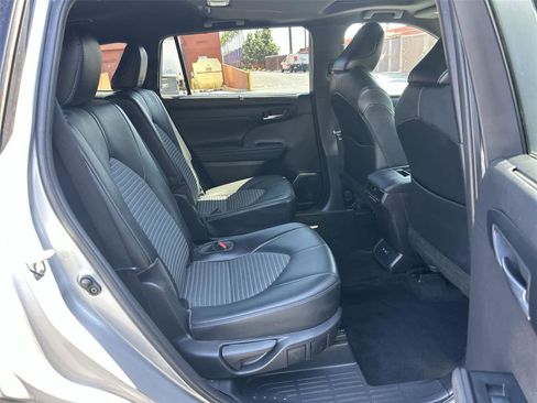 Used 2021 Toyota Highlander XSE FWD image 14