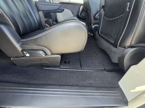 Used 2014 Chrysler Town & Country Touring-L w/ Driver Convenience Group image 44