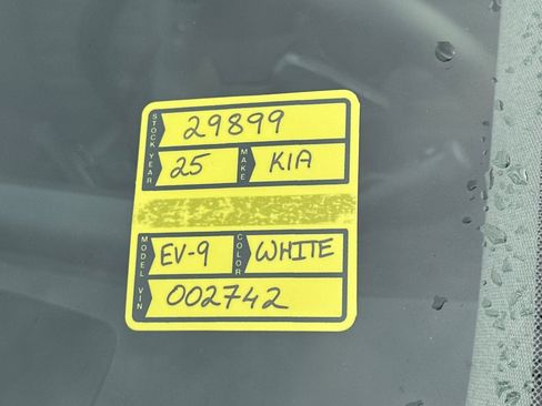 Certified 2025 Kia EV9 Land w/ Towing Package image 4