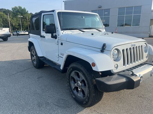 Used 2018 Jeep Wrangler Sahara w/ Connectivity Group AWD/4WD image 3