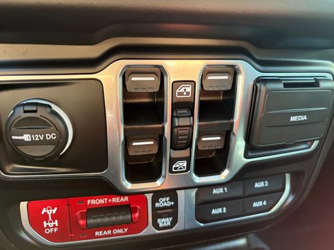 Used 2024 Jeep Wrangler Unlimited Rubicon 4xe AWD/4WD image 31