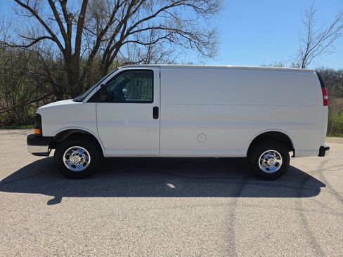 Used 2016 Chevrolet Express 2500 image 3