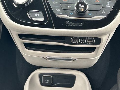 Used 2023 Chrysler Voyager LX FWD image 21