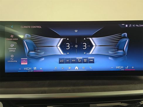 Certified 2024 BMW X7 xDrive40i w/ Premium Package image 25