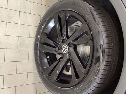 Certified 2023 Volkswagen Tiguan SE R-Line image 32