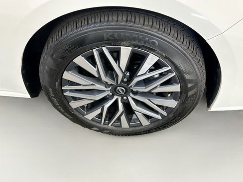 Used 2025 Nissan Altima 2.5 SV FWD image 11