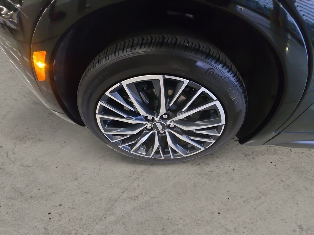 Certified 2025 Cadillac XT4 Sport AWD/4WD image 9