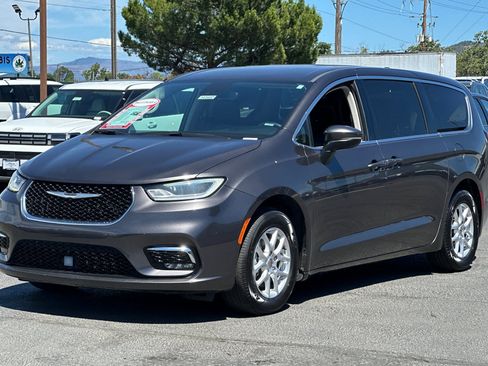 Used 2023 Chrysler Pacifica Touring-L FWD image 8