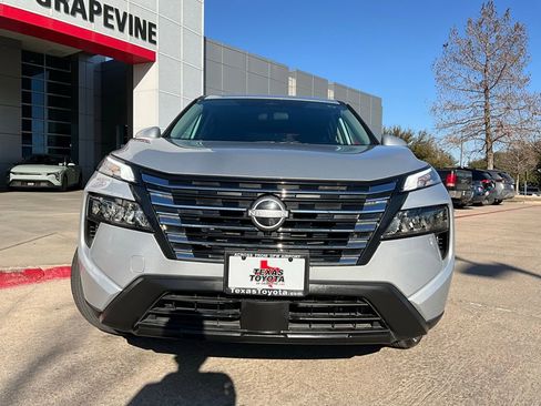 Used 2025 Nissan Rogue SV image 3