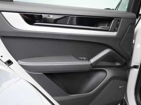 Certified 2025 Porsche Cayenne AWD/4WD image 17