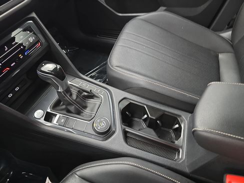 Certified 2022 Volkswagen Tiguan SE R-Line image 25