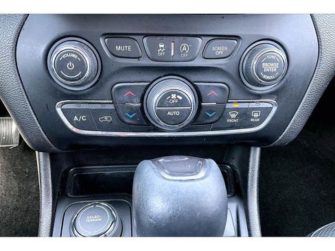 Used 2019 Jeep Cherokee Limited AWD/4WD image 27