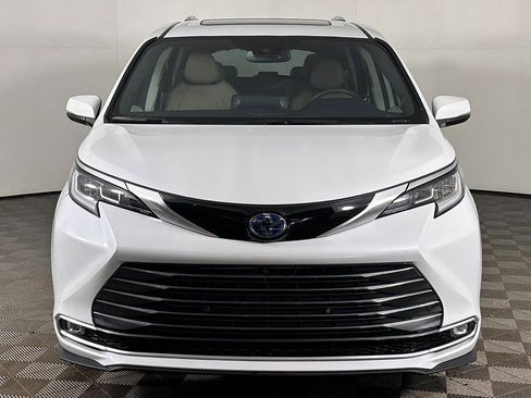 Used 2024 Toyota Sienna Limited FWD image 12