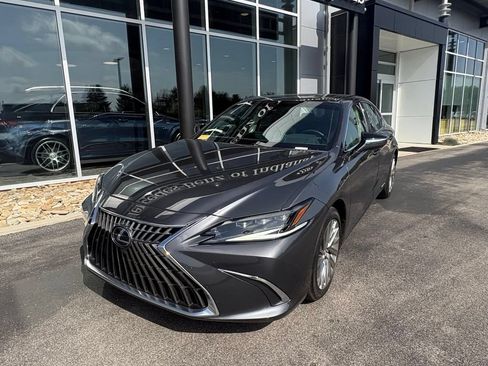 Used 2022 Lexus ES 300h w/ Accessory Package FWD image 2