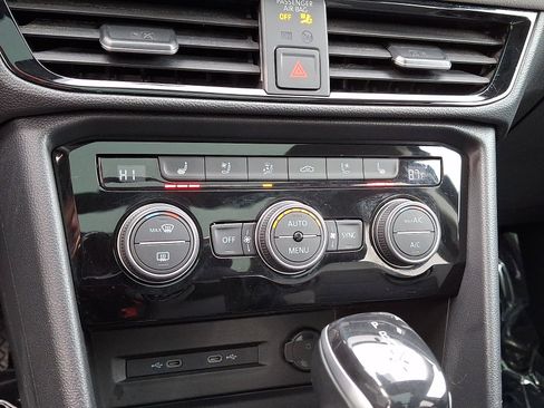 Used 2023 Volkswagen Taos SEL image 15