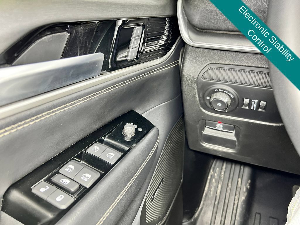 Used 2025 Jeep Wagoneer L Series II AWD/4WD image 10
