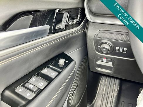 Used 2025 Jeep Wagoneer L Series II AWD/4WD image 10