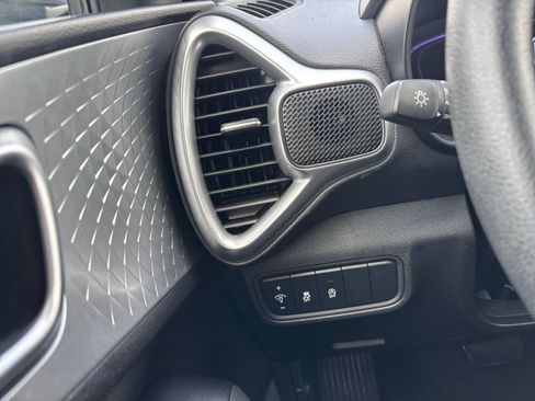 Used 2025 Kia Soul LX w/ LX Technology Package FWD image 32