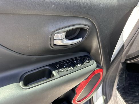 Certified 2023 Jeep Renegade Trailhawk AWD/4WD image 24