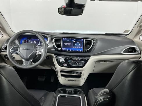 Used 2024 Chrysler Pacifica Touring-L FWD image 11