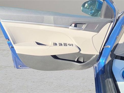 Used 2019 Hyundai Elantra SE image 17