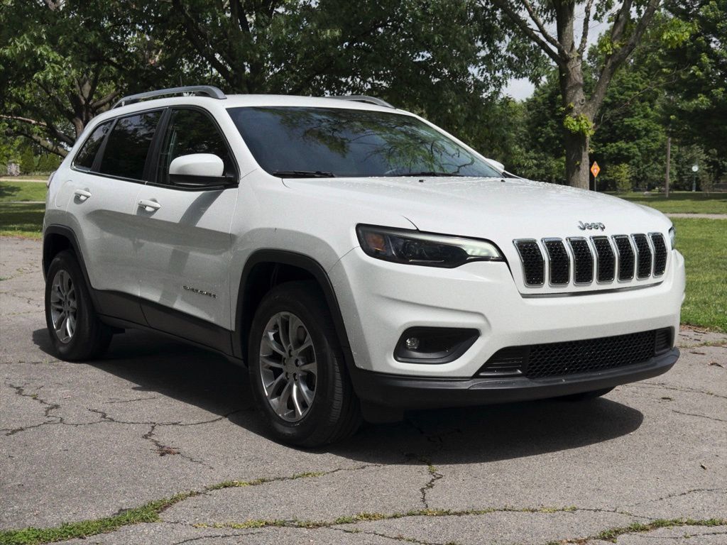Used 2019 Jeep Cherokee Latitude Plus w/ Cold Weather Group AWD/4WD image 2