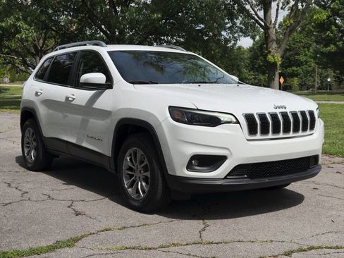 Used 2019 Jeep Cherokee Latitude Plus w/ Cold Weather Group AWD/4WD image 2