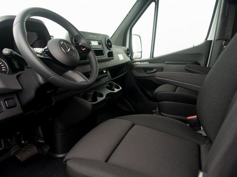 Used 2025 Mercedes-Benz Sprinter 2500 image 24