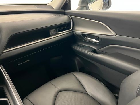 Used 2025 Toyota Grand Highlander AWD image 11