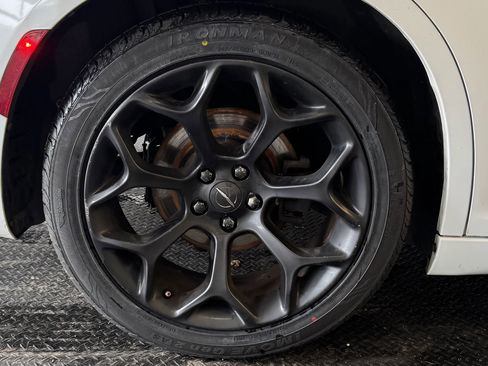 Used 2019 Chrysler 300 S image 11